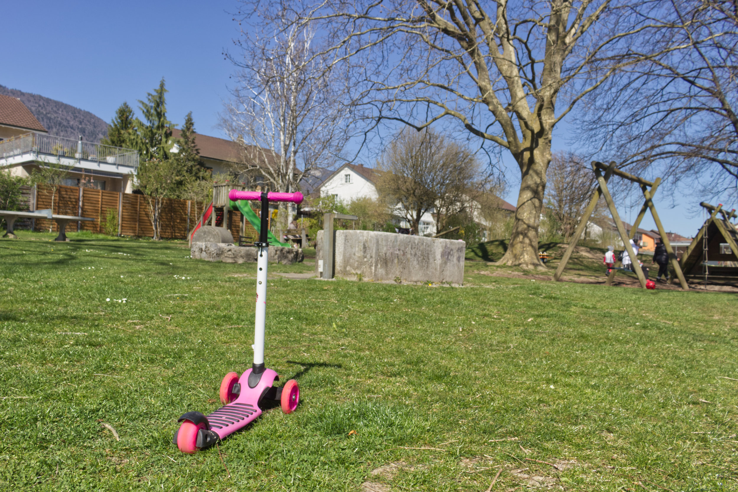 Scooter auf einem Spielplatz